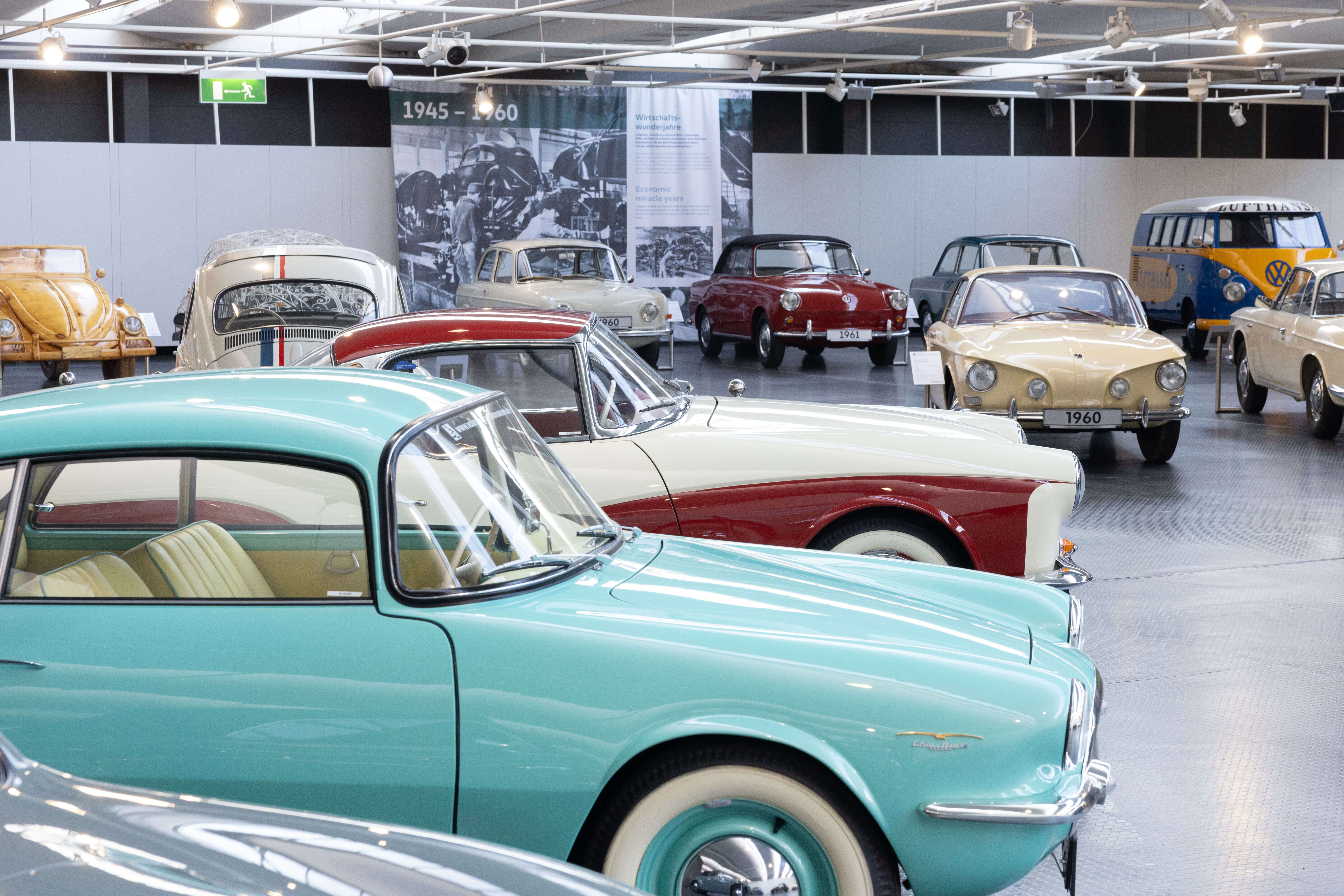 Verschiedene Oldtimer Fahrzeuge auf einer Ausstellungsfläche