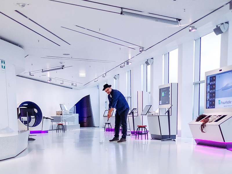 Mann spielt Minigolf auf der Ausstellungsfläche des phaeno Science Center