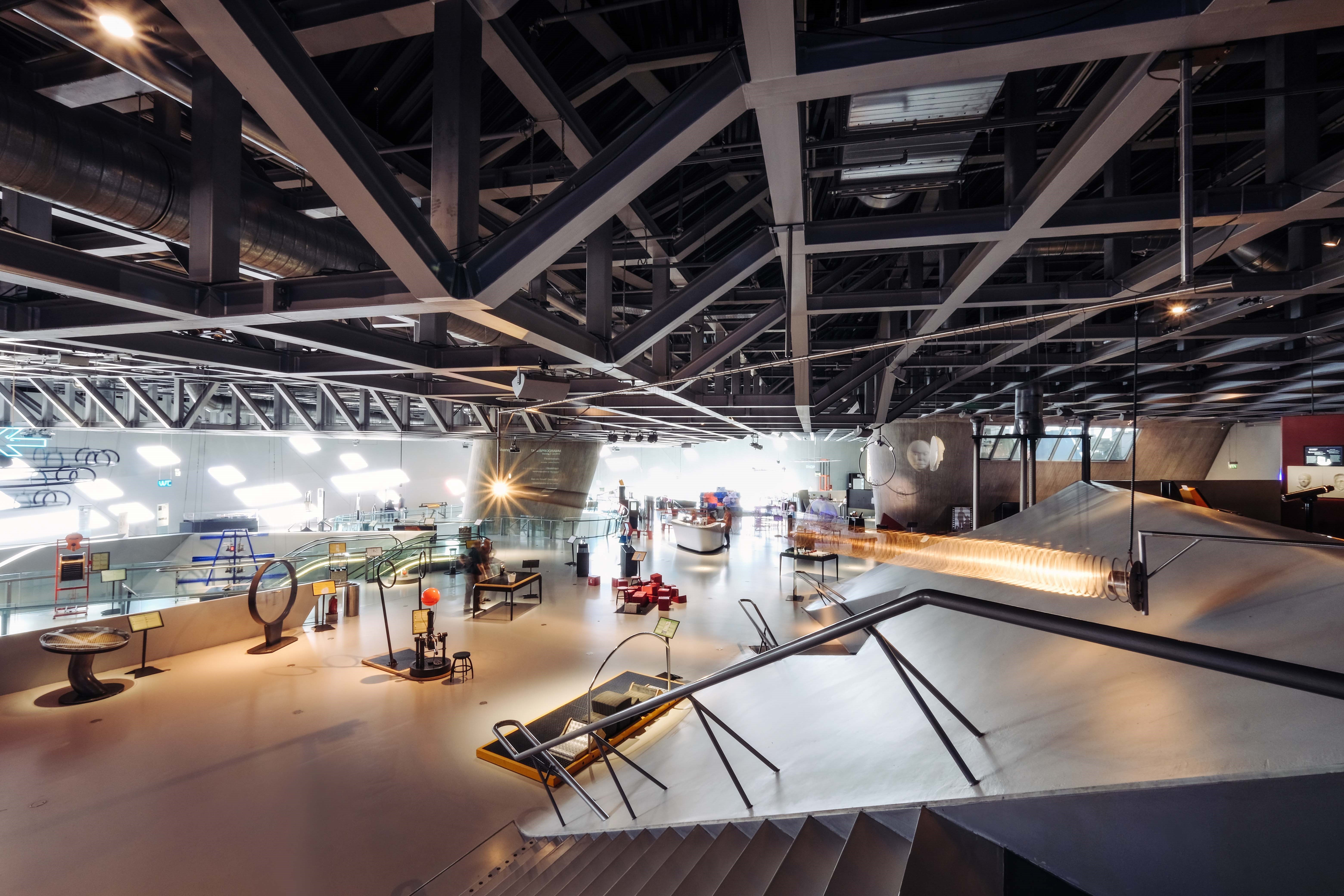 Große Ausstellungsfläche mit diversen Exponaten
