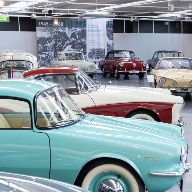 Verschiedene Oldtimer Fahrzeuge auf einer Ausstellungsfläche