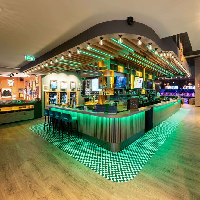 Eine bunt beleuchtete Bar in einem Raum
