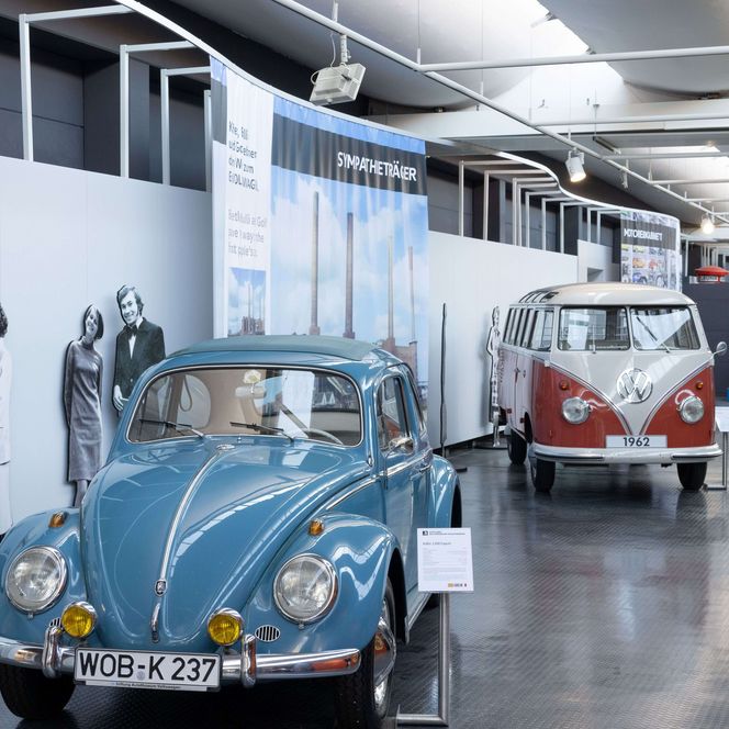 Ein alter VW Käfer und VW Bulli auf einer Ausstellungsfäche