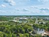 Panoramablick über die Stadt Wolfsburg mit dem Schloss, Gebäuden und viele Grünflächen