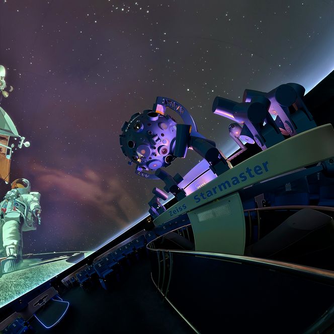 Sternenprojektor der ein Bild mit einem Astronauten und Sternen projeziert