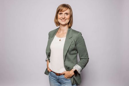 Auf dem Bild ist die Mitarbeiterin Diana Hübl zu sehen, die für die Tagungs- und Kongressanfragen zuständig ist.