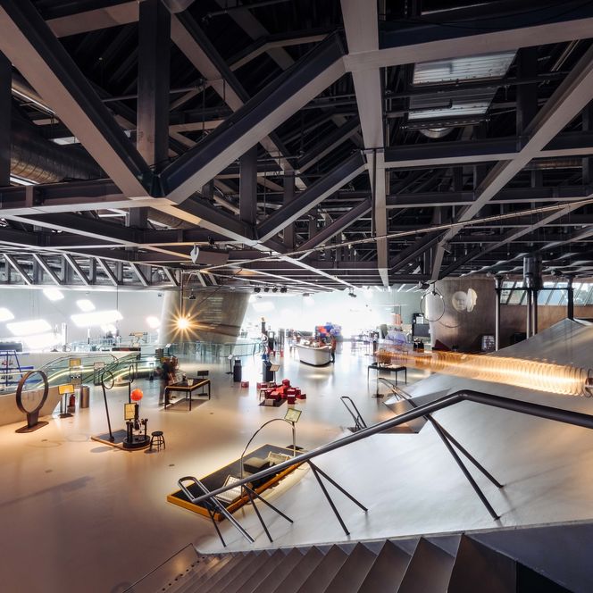 Große Ausstellungsfläche mit diversen Exponaten